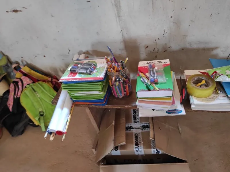 Une remise de fournitures scolaires