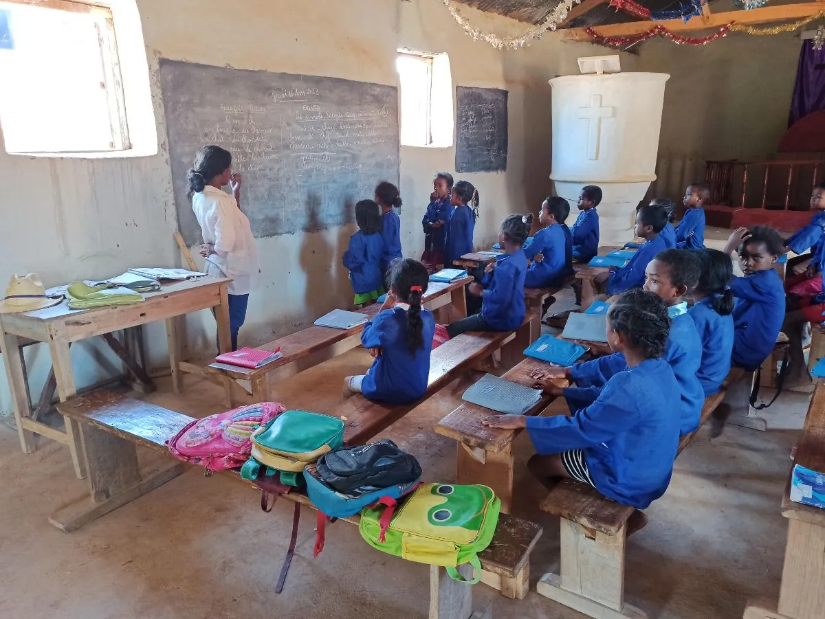 Des élèves au travail dans leur classe
