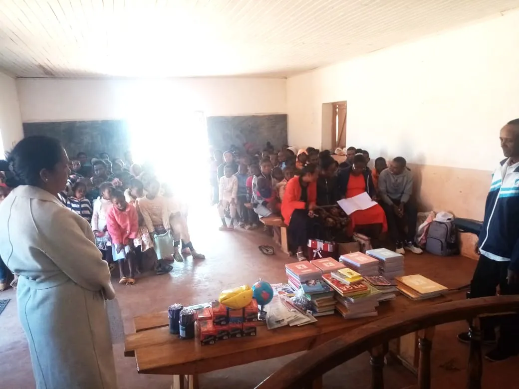 Une distribution de fournitures dans une école soutenue