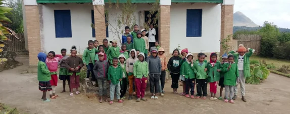 Les élèves du Collège luthérien de Soanindrariny, en blouse verte, devant leur école