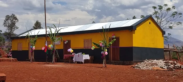 Le nouveau bâtiment scolaire de Tsinjorano-Marovato décoré de ballons, le jour de son inauguration