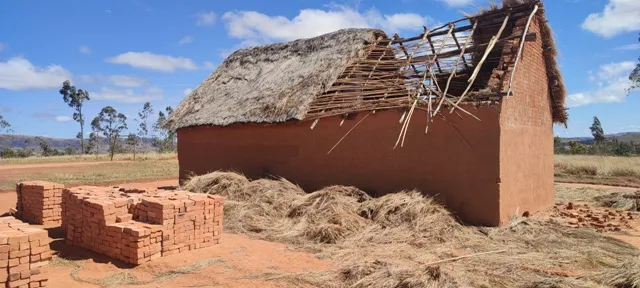 Le bâtiment scolaire d’Ambohimanarina-Ankazobe, son toit de chaume effondré