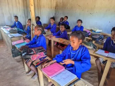 Des enfants en train d’étudier
