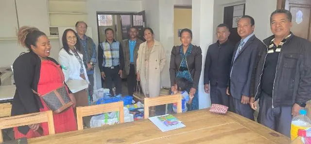 Une remise de fournitures scolaires