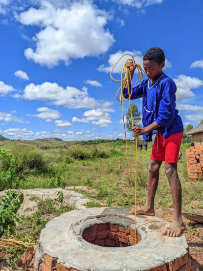 un enfant qui tire de l'eau